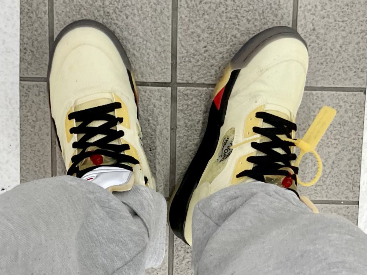 Jordan11Osaka's tweet photo. おはようございます🌞

久しぶりにオフホワイトaj5履いて行ってきます🎵
明日、ラーメンとサウナ行くか迷うなぁ…

そんなことを想いながら管理業務行ってきます！！

それでは良き華金を☆ https://t.co/16EgGmjjmh