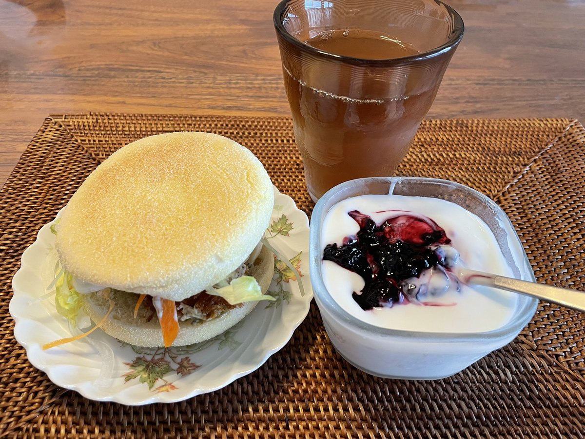 taekogohan's tweet photo. 70代おばあの一人朝ごはん🥞😋🍴
今日の朝はメンチカツバーガー🍔
野菜、ゆで卵、メンチカツを挟み
大満足なバーガーでした♪
自家製ヨーグルトにブルー🫐ベリー
一人ゆっくりのモーニングでした♪
#おうちごはん🍚 https://t.co/u6N0rfUm02