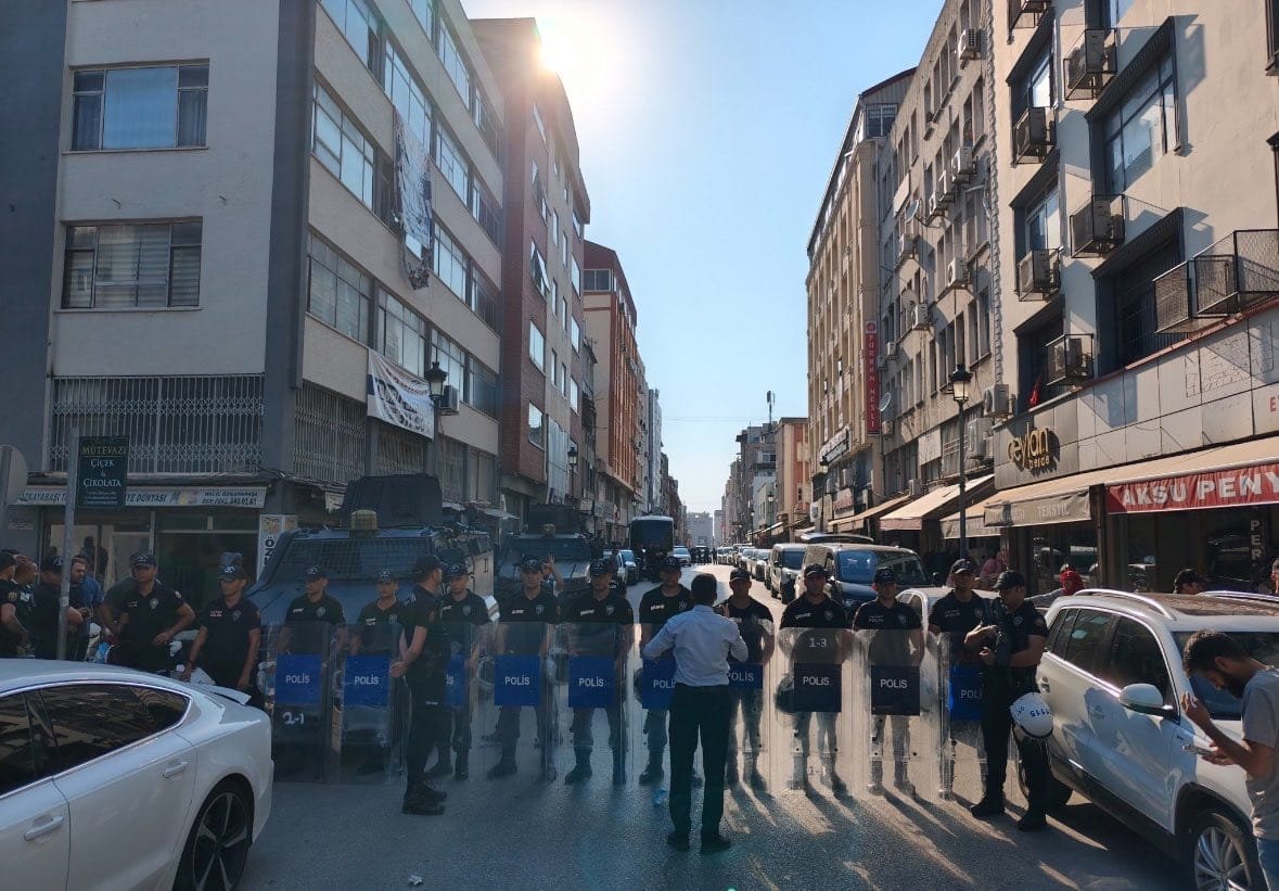 MeryemKuytul3's tweet photo. Ben Meryem Kuytul. İkinci hesabım da kısıtlandığı için yenisini açtım :) 

Kaldığımız yerden devam edelim.
Önemli bir konu var.
Dergi binamız dün Şafak operasyonu ile eş zamanlı olarak basıldı ve arandı. Suç unsuru olacak bir şey çıkmadı. Bugün ise TEM ve NARKOTİK ekipleri ! tekrar giriyor. Ama nasıl giriyorlar?!
Çarşının can damarı Abidinpaşa Caddesi'ni trafiğe kapatarak kimseyi geçirmiyorlar.
Polisler binaya girip refakatçi olarak içeriye kimseyi kabul etmiyorlar!
Kayıt almak isteyenleri gözaltı yapmakla tehdit ediyorlar!
Polisler saatlerce binada geziyorlar ve kimseyi şahit tutmuyorlar!
İçeride ne yaptılar bilmiyoruz.
Saatler sonra içeride işleri bitince "tamam her bir kata bir kişi refakat edebilir" diyorlar. O saatten sonra biz refakat edip ne yapacağız?

Furkan Haber hesabımız da kapatıldığı için ! ben buradan tekrar ediyorum! 

Bu saatten sonra binadan çıkacak herhangi bir suç unsurunu kabul etmiyoruz! 
Eğer suç unsuru bir şey olsaydı dünkü aramada bulunurdu!

Furkan Susmaz
AdanaEmniyetinin PlanıNe
#AdanaEmniyeti
28Şubat Hortladı
AlparslanHoca SerbestBırakılsın
SemraKuytul Gözaltında