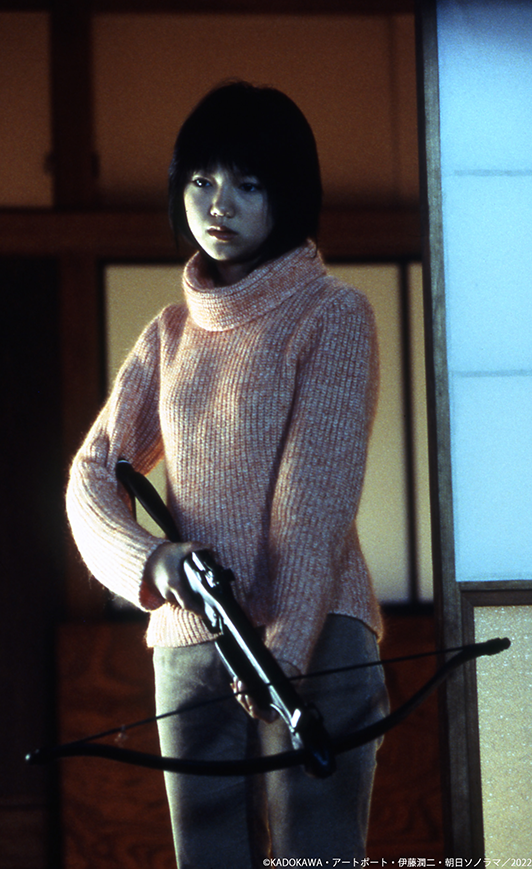 shin_bungeiza's tweet photo. 『#富江 最終章 ～禁断の果実～』(2003) 
25年前に富江という名の美少女に魅せられたことが忘れられず、娘に登美恵と名付けた父。登美恵はいじめられっ子の高校生だったが、ある日、左目の下にほくろのある美少女・富江と出会い仲良くなる。だがその美少女こそ25年前の富江その人だった…。

劇場版富江の第四弾。監督は『櫻の園』の中原俊。「テーマはロリータとレズビアン」という監督の言葉通り、これまでのシリーズとは異なる作風で、父(#國村隼)と娘(#宮崎あおい)と、2人のトミエの関係を描いた。
美しい魔性の富江を演じたのは #安藤希。登美恵との妖しくもフェティッシュな関係を魅力的に演じ、恐怖×百合という富江シリーズの新たな作風を体現した。

スウェット姿でギャルをバットで撃退する國村隼(めちゃ怖い)や氷柱富江、宮崎あおいが首だけ富江を持って家出して東京に行ったり、ボーガンを撃つなど素晴らしいシーンの乱れ打ち。
宮崎あおい自身ののお気に入りのシーンは、氷柱富江を見ながら國村隼とドンタコスを食べるシーンとのこと。

本作は8/22(土)の富江オールナイトのみで上映！スクリーンで観れる貴重な機会なので、お見逃しなく！（平山）

★詳細
https://t.co/6CAtDVs0or