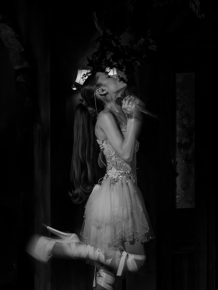 arianaisbright's tweet photo. new pictures from london night one (by @aroundmarvin on ig) are officially available now in my ‘London’ folder on Google Drive.
enjoy it.
i love you.
can’t believe that this journey it comes to an end.
see you soon. ♡ 

https://t.co/KQibmrghkg https://t.co/dByAJjKC6F