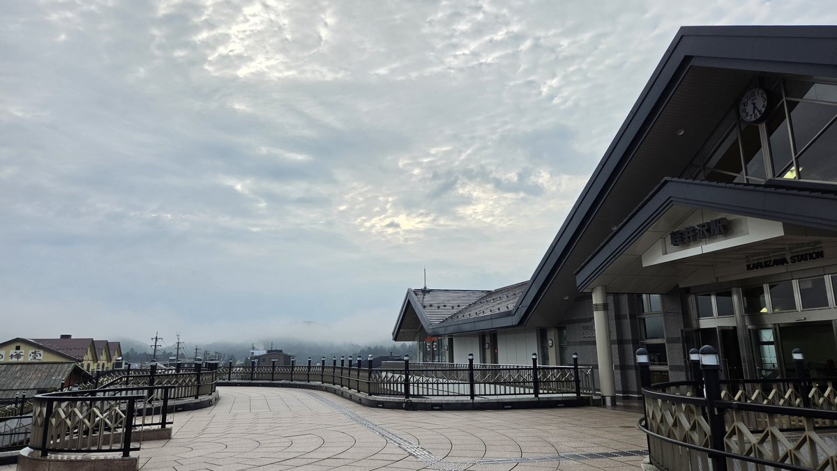 TakeC_HOTTA's tweet photo. 今日は2週間ぶりの放送です！
今朝の　#軽井沢　は昨夜からの雨が上がり青空が透けた見えてます。なんだか秋のような雲もでてますね☁
今朝も過ごしやすい陽気ですが、突然の雨にご注意🌧️
今日もよろしくお願いします🙇
#FM軽井沢 #モーニングサラダ https://t.co/F4GHmbUUgw