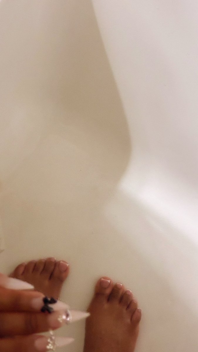Psychoticslutho's tweet photo. pretty feet💰💰💋💋 https://t.co/0yx3WIEhC0