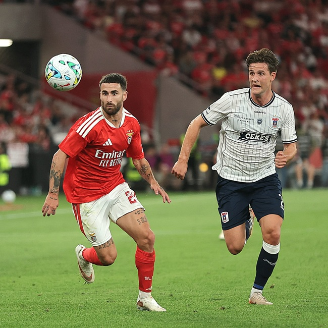 PortuGoal1's tweet photo. Benfica scoring streak continues with free-flowing 3-1 victory over AGF in Europa League qualifier. @LisbonFooty reports from the Estádio da Luz https://t.co/63wPlZaAjF https://t.co/NKUVKW80CR