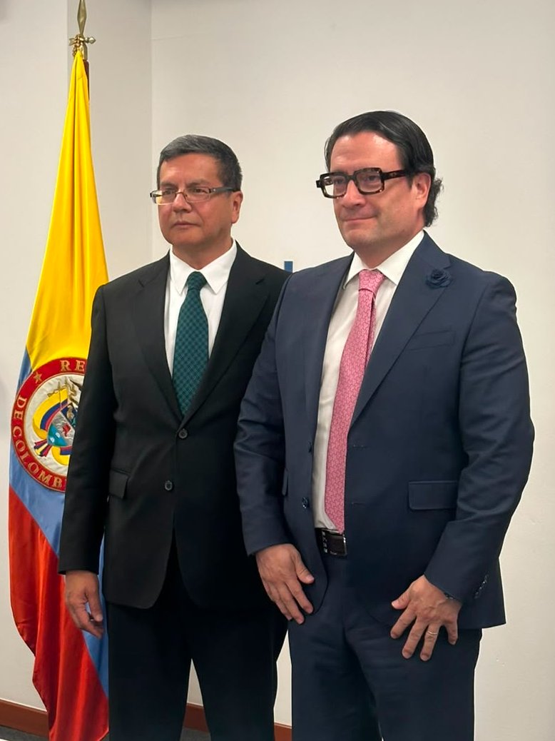 NoticiasRCN's tweet photo. El ministro de Justicia, Iván Cancino, posesionó al abogado Germán Calderon España como director de la Agencia Nacional de Defensa Jurídica del Estado https://t.co/cguC3RAWOW