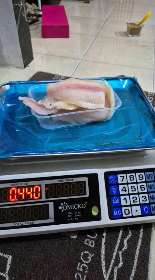 txtharihariWNI's tweet photo. Guys, yuyurrr jangan sampai aku beli frozen dori fillet 1 kg, pas dicairin ternyata gak sampai 1/2 kg 😭 Padahal gak aku rendam, langsung aku keluarin dari esnya.

Dan gong-nya, respons seller-nya bukannya minta maaf malah jawabnya kayak gini hahah 😭 https://t.co/16bc72MaR3
