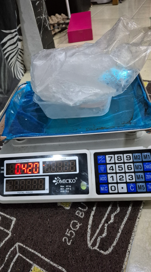 txtharihariWNI's tweet photo. Guys, yuyurrr jangan sampai aku beli frozen dori fillet 1 kg, pas dicairin ternyata gak sampai 1/2 kg 😭 Padahal gak aku rendam, langsung aku keluarin dari esnya.

Dan gong-nya, respons seller-nya bukannya minta maaf malah jawabnya kayak gini hahah 😭 https://t.co/16bc72MaR3