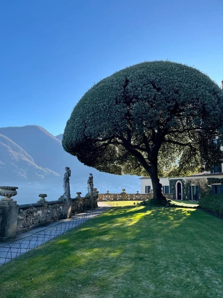 GaiaSerenity's tweet photo. Lake Como, Italy https://t.co/OdmIJ8tvJK