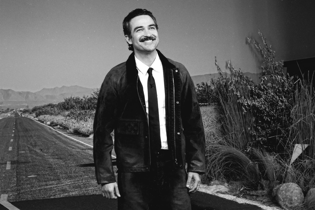 LocasPorPoncho's tweet photo. Uffff, o mais lindo que temos! 🥵

📸| monserrania via instagram
.
.
Fotos de recuerdo de @ponchohd por su próximo estreno ‘La Captura’ para @talentontheroad 🙌🏼🫶🏼 #CanonR50 https://t.co/XoG0WKDEDw