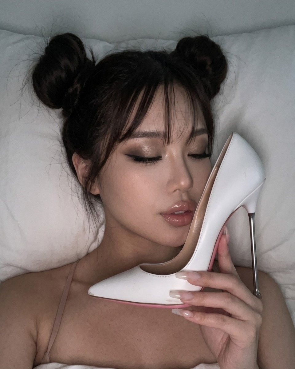 yumielevia's tweet photo. Das sind meine elegantesten High Heels, die ich mit 18 habe, und ich liebe sie einfach 🤍💗👠 ich trage sowieso jeden Tag sehr hohe Absätze, deshalb sind auch diese hier für mich ganz normale Alltagsschuhe 😘 https://t.co/Y63mUv92YH