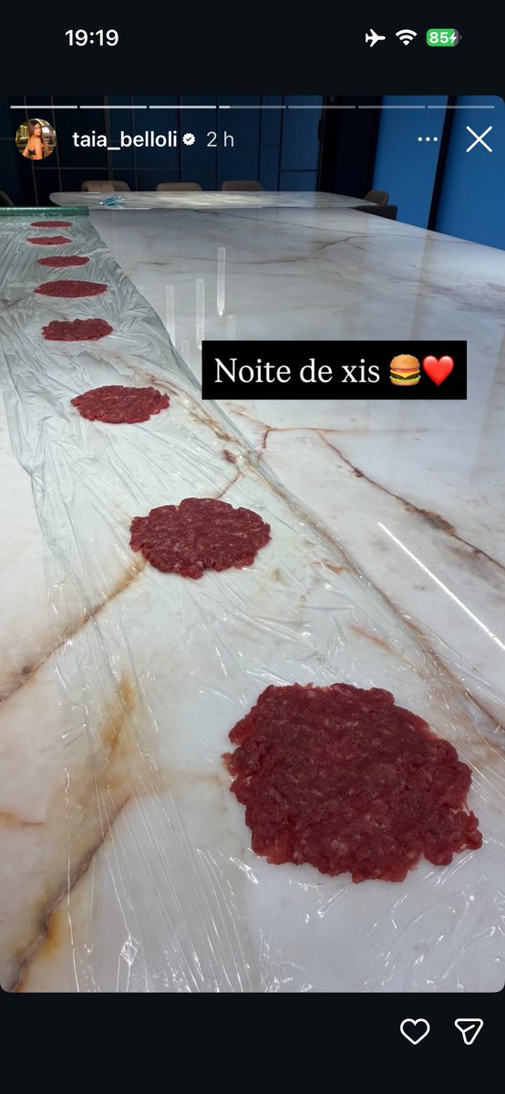 narinsns's tweet photo. O Raphinha tá pobre mesmo, a esposa dele postou a noite do 🍔, e a finura da carne impressionou kkkkkkkkkkkkkkkkkkkkkkkkkkk https://t.co/sSLarxyxlF