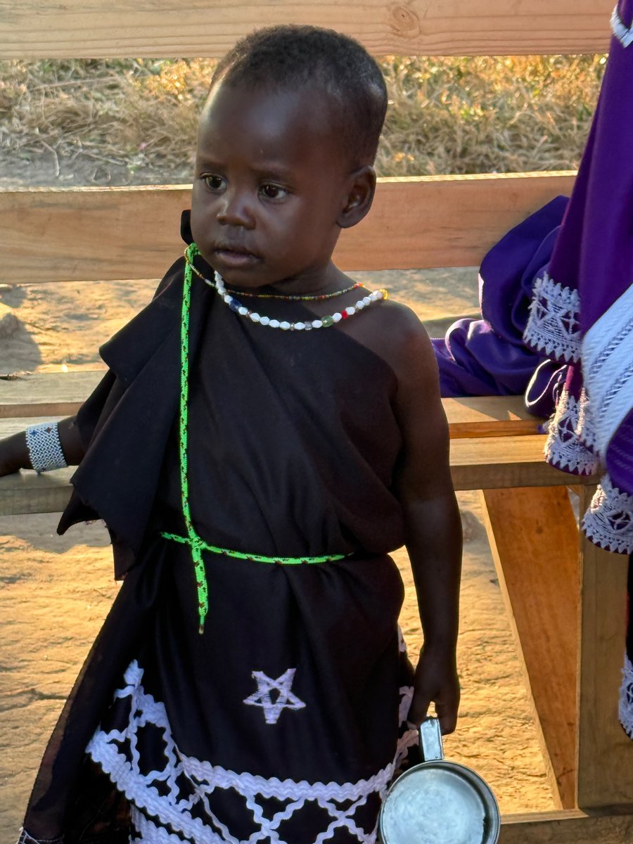 DrHaifaaYounis's tweet photo. Looking at these little children in a small village in Tanzania, my heart kept going back to the Names of Allah. 

Al-Jameel - الجميل - The Beautiful. Beauty in their innocence, their eyes, their simplicity. 

Al-Ḥafeeẓ - الحفيظ - The Protector. https://t.co/LBjVpZOVeL