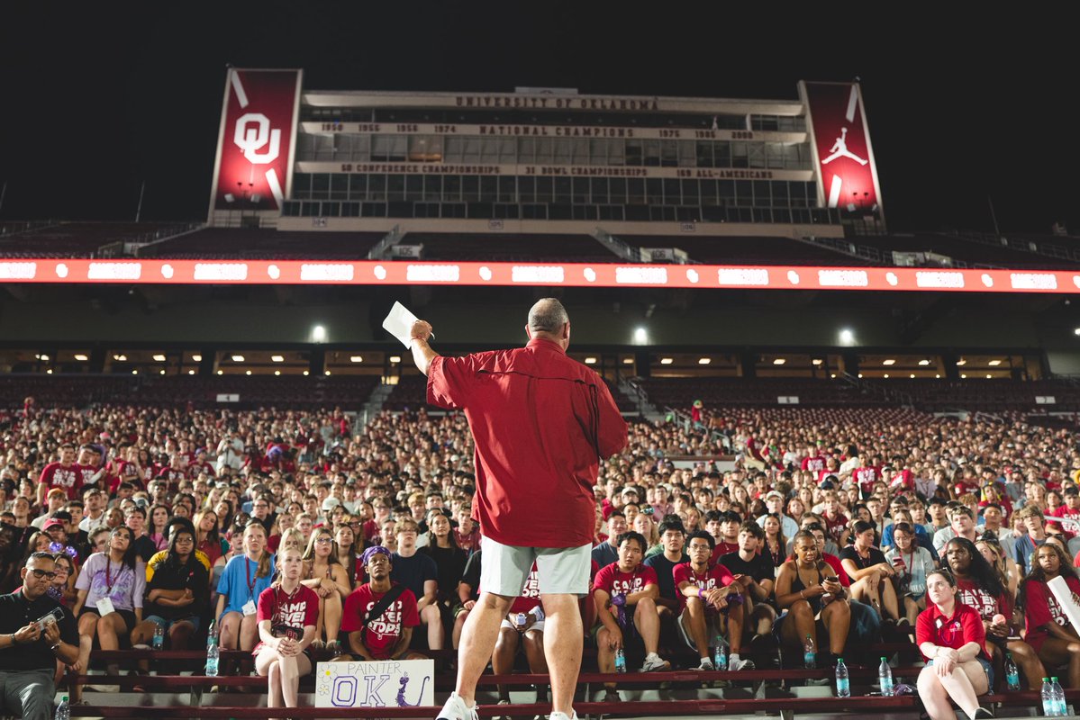 OU_Baseball's tweet photo. words of wisdom from the HBC to our newest class of Sooners

🎤 @CoachJohnsonOU https://t.co/o6dsvTO4hS