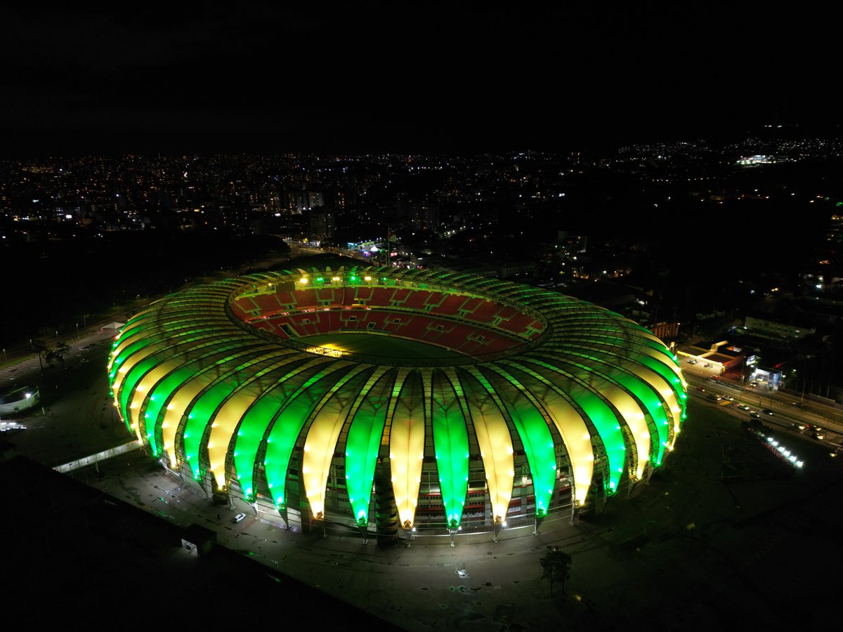 SCInternacional's tweet photo. Nesta quinta-feira, o Beira-Rio está iluminado no clima da Copa do Mundo Feminina da FIFA Brasil 2027™! 💛💚

No ano que vem, o Gigante sediará sete jogos da competição, sendo seis válidos pela fase de grupos e um de oitavas de final. 🏟️⚽️

O Gigante te espera, @FIFAWWC! 🤝 https://t.co/PizuQFeP4J