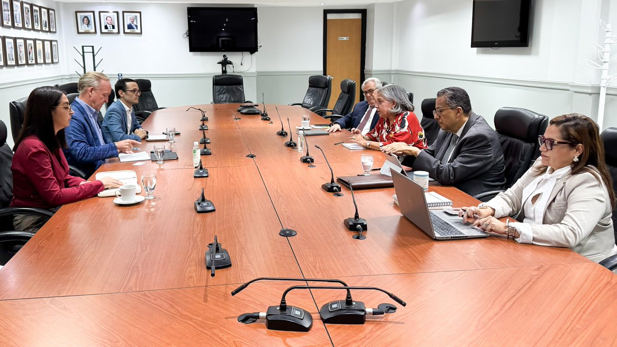 COHEPHonduras's tweet photo. El #COHEP se reunió con representantes del Banco Mundial y de la Corporación Financiera Internacional (IFC) para avanzar en la preparación de la próxima visita de la Vicepresidenta del Banco Mundial a Honduras. 🤝🇭🇳

Durante el encuentro se abordó la priorización de temas estratégicos para el país y la definición de la agenda de trabajo para los próximos años, orientada a impulsar iniciativas que contribuyan al desarrollo económico y sostenible de Honduras.

#DesarrolloEconómico #Competitividad