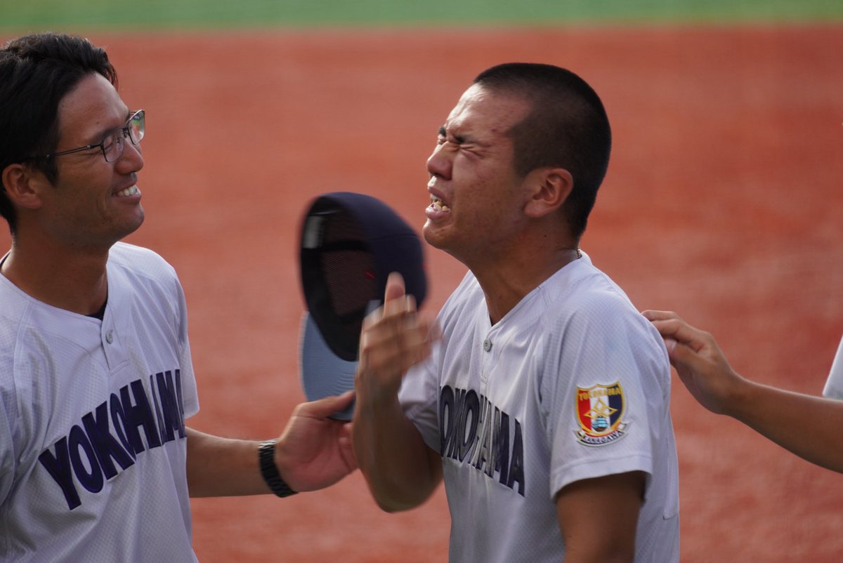 I1fJEY7dYd1187's tweet photo. これ以上に心を揺さぶられる写真を、私はもう撮れないかもしれない

優勝した喜びだけではなく、ここまで背負ってきたものや苦労があったからこその涙

その涙を目の前で見て、写真に残せたことを本当に幸せに思います

たくさんの感動をありがとう
一生特別な写真です

#小野舜友
#横浜高校 https://t.co/t08LdS1QQS