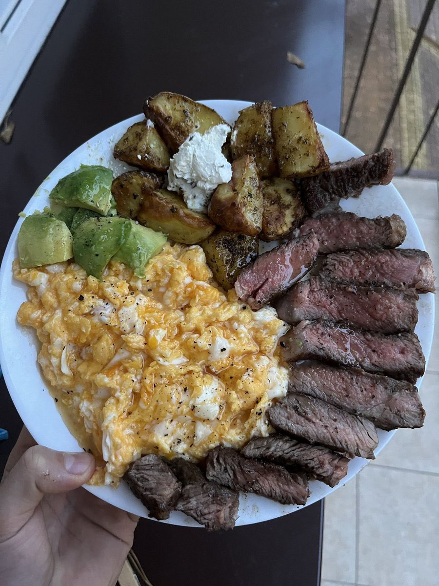 iamnamake_'s tweet photo. これ食べときゃ誰でも痩せる

・牛肉
・ジャガイモ
・アボカド
・スクランブルエッグ「卵」

※炭水化物はなし。 https://t.co/lWaY2FSsCM