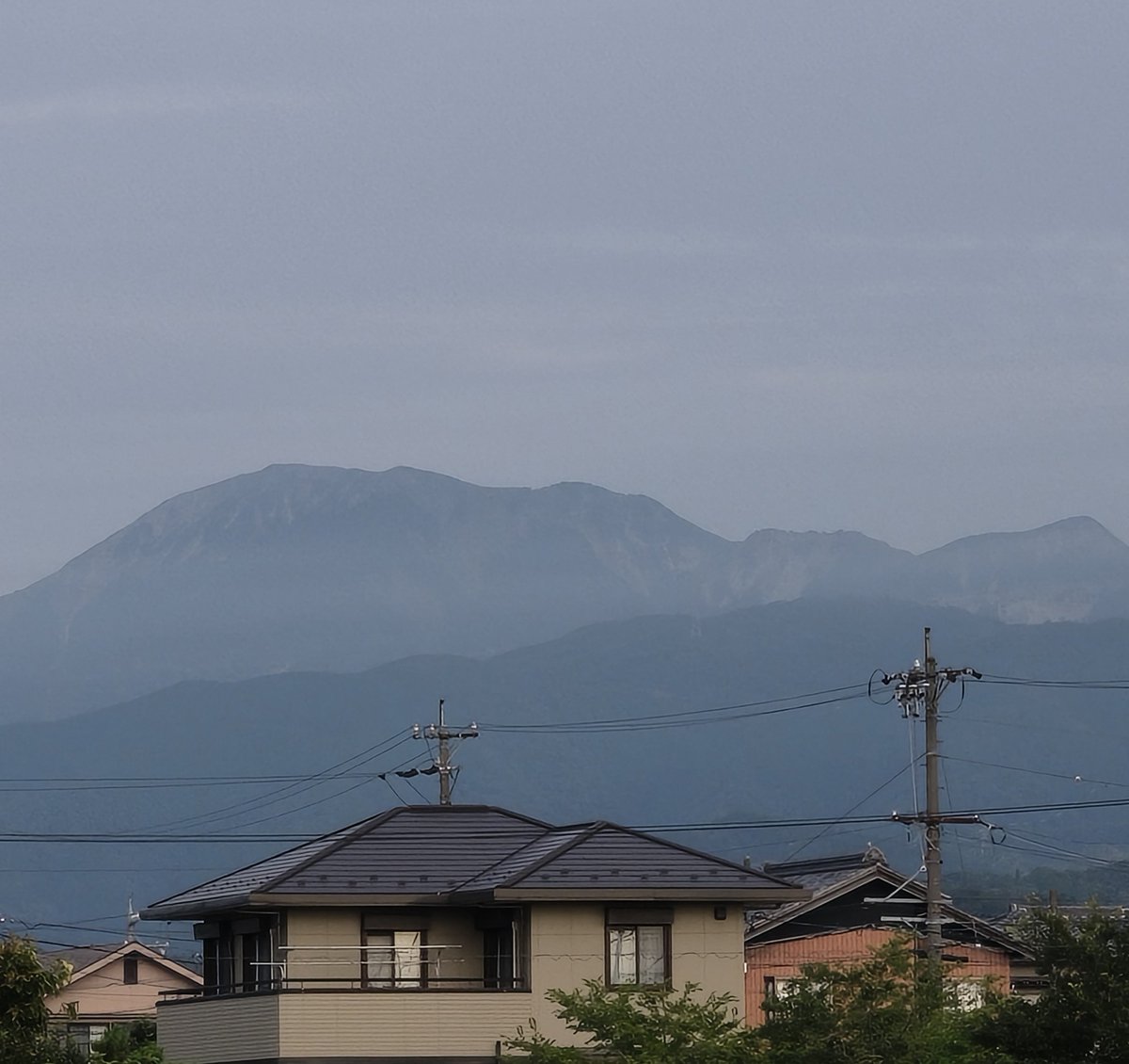 minonoQ's tweet photo. 今朝の
#伊吹山　#池田山　#養老山地　　うっすらとですが　今日も山々のシルエットが見られます
　
現在　26.6℃ 風はありません　
最高気温は　34℃　と暑くなりそうな予報です

#ハクビシン
#タヌキ かも知れませんが　完熟の #成蔵真桑瓜 が種もほとんど無く　皮だけを残して食べられていました https://t.co/0JqsOJUn0S