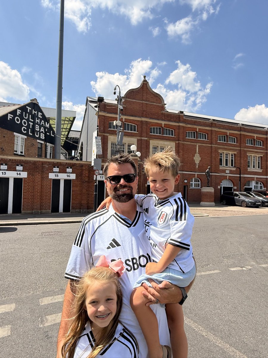 ChadAdvice's tweet photo. @TheCravenCorner @WhiteNoise1879 Oh forgot to mention, I recently visited London again and bought the kids to the Cottage. No game  but we ate at the Riverside and got some kits! 😃 https://t.co/CDjkt8X1DD