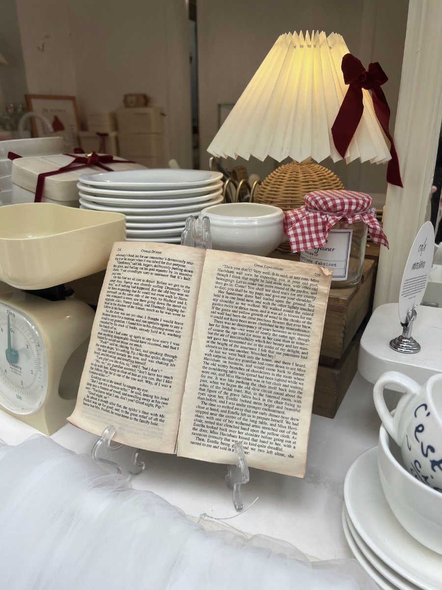 y1515_bstar's tweet photo. Tackling clutter this weekend! Gave old books and kitchenware a new home via local swap. Less stuff, more joy ， https://t.co/7AXttWbo88