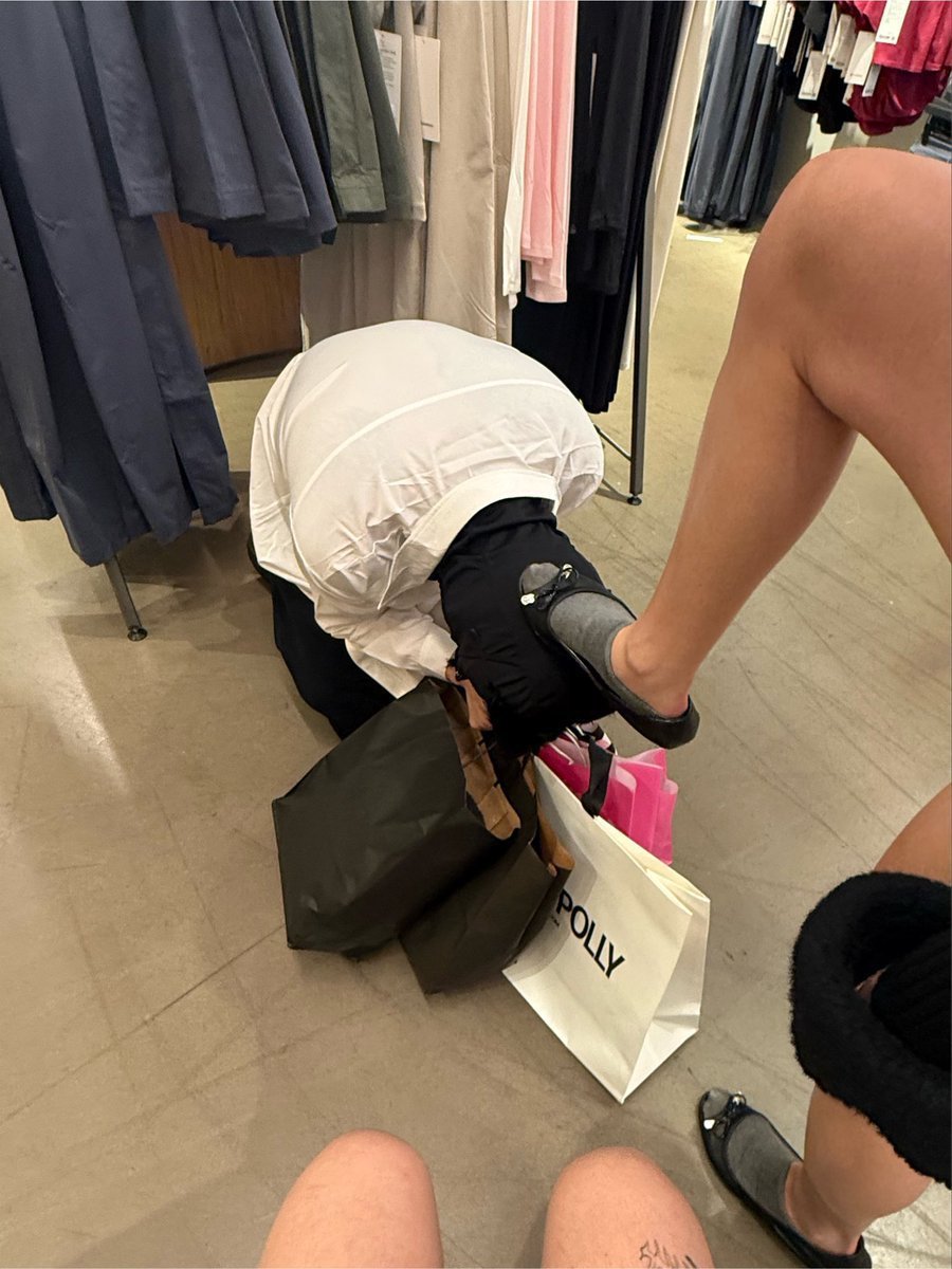 DivinityDebt1's tweet photo. Imagine you emptied your entire account, got the stuff...  
And then at the end, you have to come kiss my feet just because I did you a favor by letting you buy it for me... 😌

#buyingcontent #nsfwtwt #findom #femdom https://t.co/KYO2pZsukr