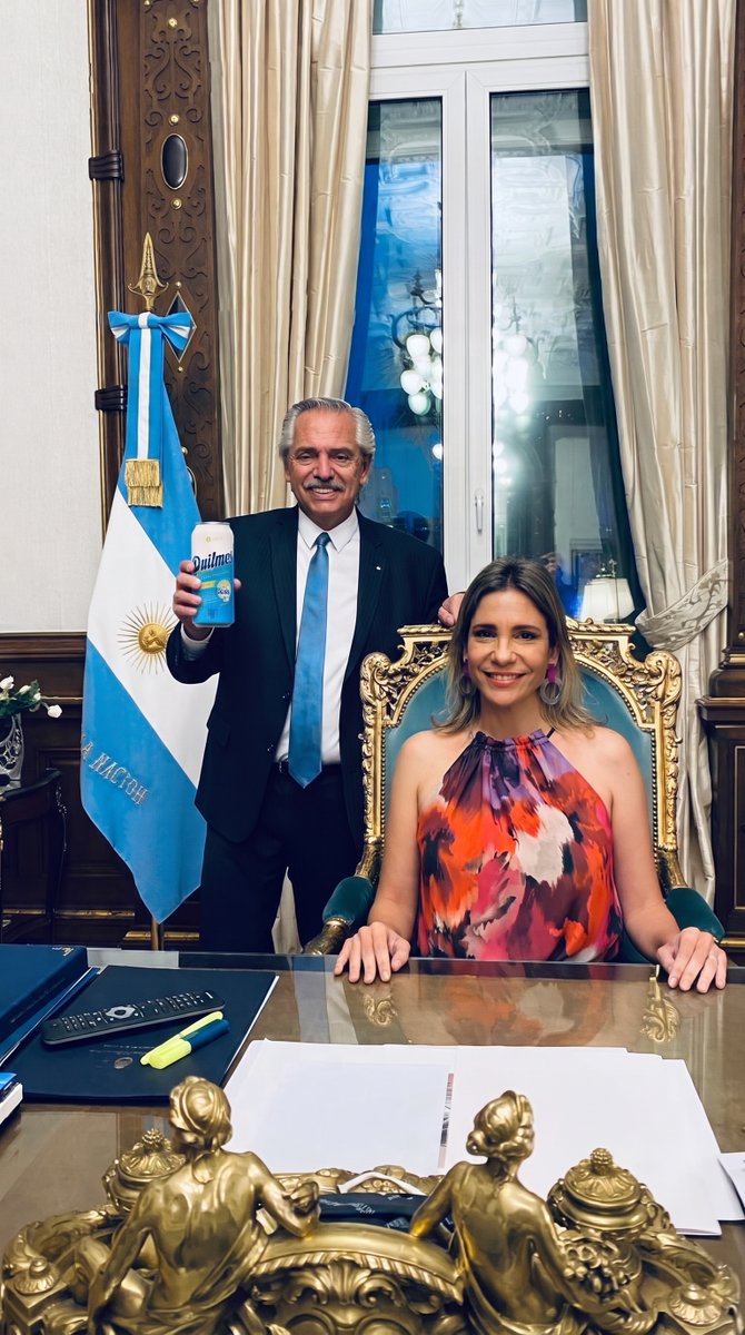 ParaVariar1Poco's tweet photo. @Angelalerena @JMilei Acá con el exitoso https://t.co/qV3egbxV0d