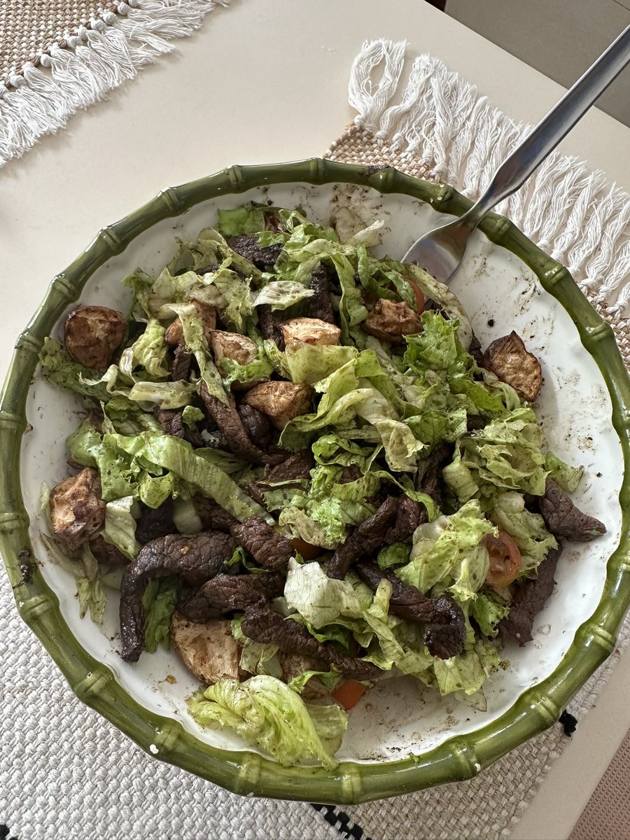 CoachFHM's tweet photo. Salad bowls on a cut. 

Big satiety hack if you’re struggling. 

200-300g of lean meat. 
200-300g of white potato.
Lettuce, tomatoes, cucumber etc.
Balsamic vinegar, salt etc. 

Can’t go wrong! https://t.co/sQWxcw5o4b