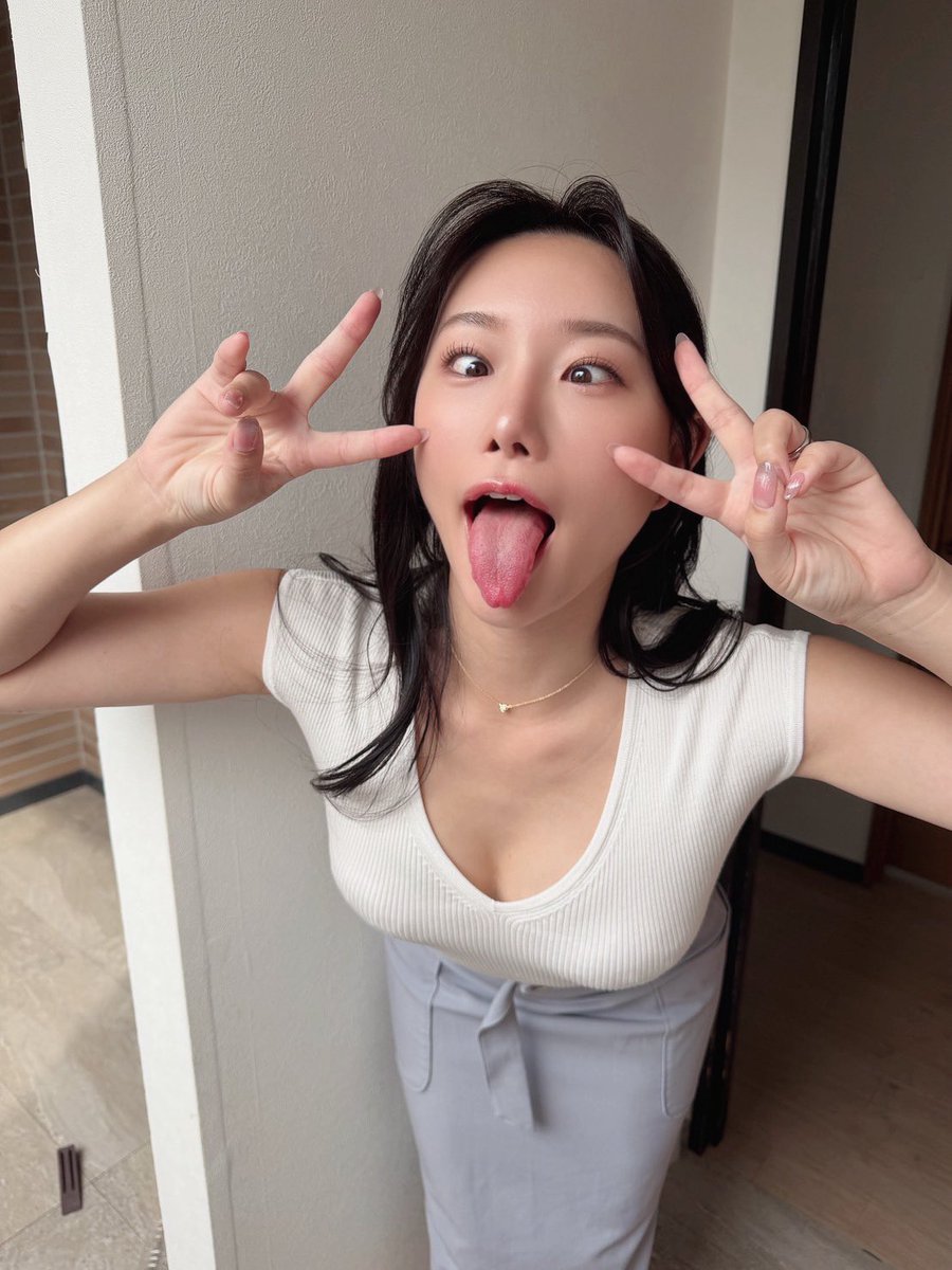 DAHLIAofficial0's tweet photo. 👀✨
『第一回　DAHLIA
アヘアヘ“寄り目”選手権‼️』

寄り寄り寄り、ヨー🎵
ヤリヤリヤリ、ヤー🎵

寄り目の刺客
三葉ちはるちゃん参戦‼️
＠328chiharun 

これは寄りそう！
（個人的イメージw）
と思ってましたが、
やっぱり寄ってきました😆

アヘ顔部門は暫定1位！？🎖️（笑）

現在、やっぱり
すずめちゃんが最下位かな？w

#第一回DAHLIA寄り目選手権