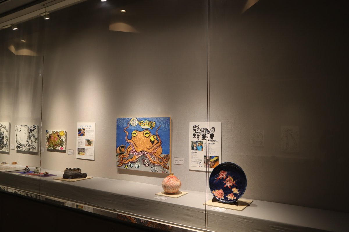 NichidoMuseum's tweet photo. ＃さかなクンのギョ苦楽展
企画展示室2階で、さかなクン制作の
伊万里焼作品を展示中。
同じ展示室にある笠間焼のお魚と見比べてみましょう。
皆様のご来館をお待ちしております。 https://t.co/GzJf4eAUc0