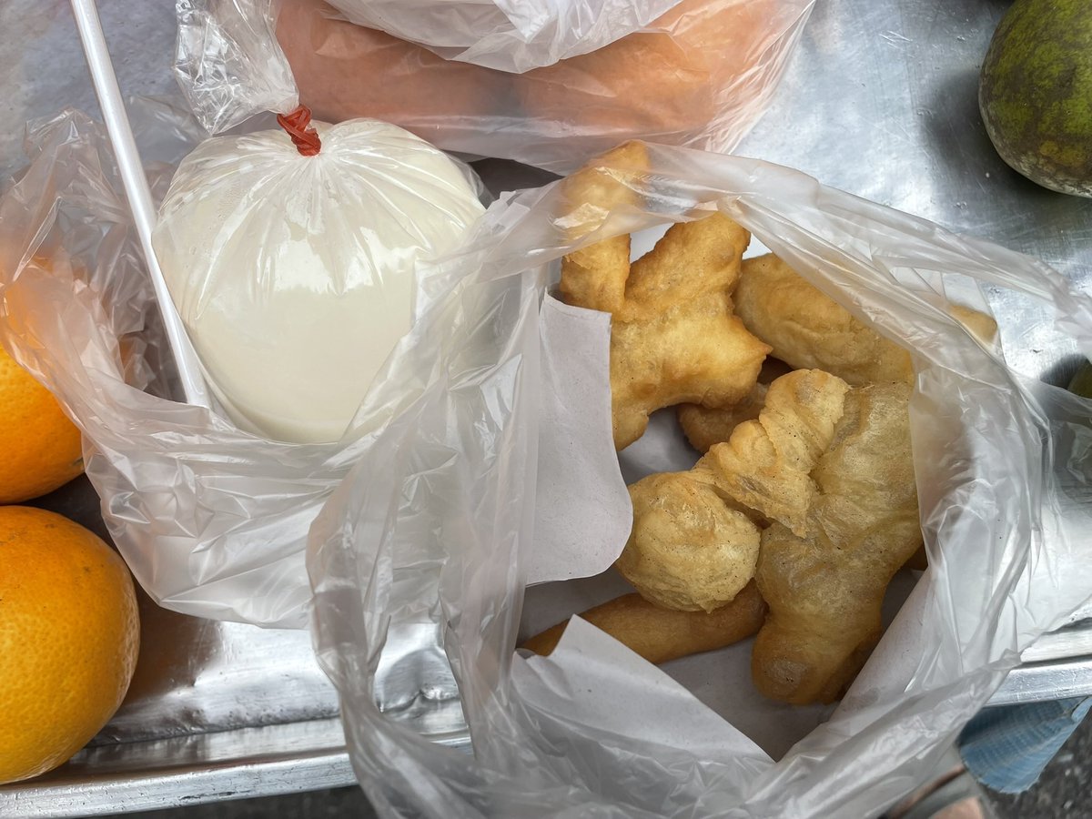 giwa0212's tweet photo. ホーチミンバンコクの旅  
5日目-2  食②
続けてタイ屋台料理
パッタイクンはひら麺とエビなどを炒めた甘酸っぱいタイ風焼きそば😋
次に揚げパンと豆乳､
最後は1本10バーツ50円の焼き鳥、日本の醤油味に近い味付け､ホクホクで最高に美味しい､一気に4本食べた😋😋
#パッタイ https://t.co/2zRl8RZcVG