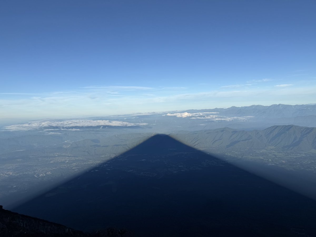 ryuuuu092's tweet photo. 静岡県民なので富士山に登ってきました。

静岡県民はみんな登ってると昔からに聞いたけど、まだ登った人に会ったことはない。 https://t.co/YHDhXe3Rgr