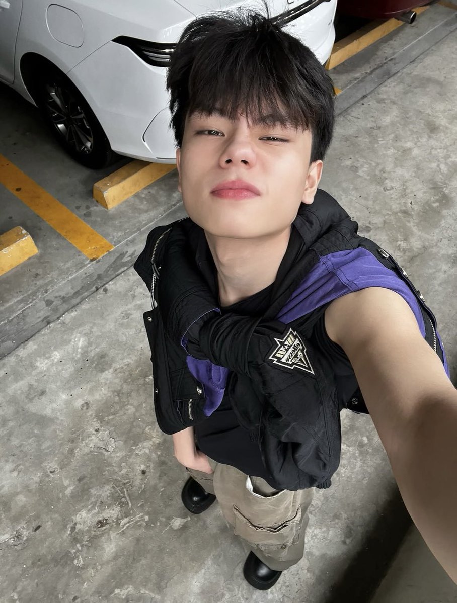berryakiiyaa's tweet photo. dahil lumalaki na hanyville, balik natin to!! 🤩💗 lezgo 🫶 #ajaankaba
WHO IN #AJAA?
caught your attention first: ash 🙂↕️
first bias: ash
your bias now: alex
bias wrecker: ash (sha parin tlga)
first MV you saw: Ako Na ‼️
fav song/s: Game Over 👾
fav bias pic/s: https://t.co/RJc3pzbF5Q