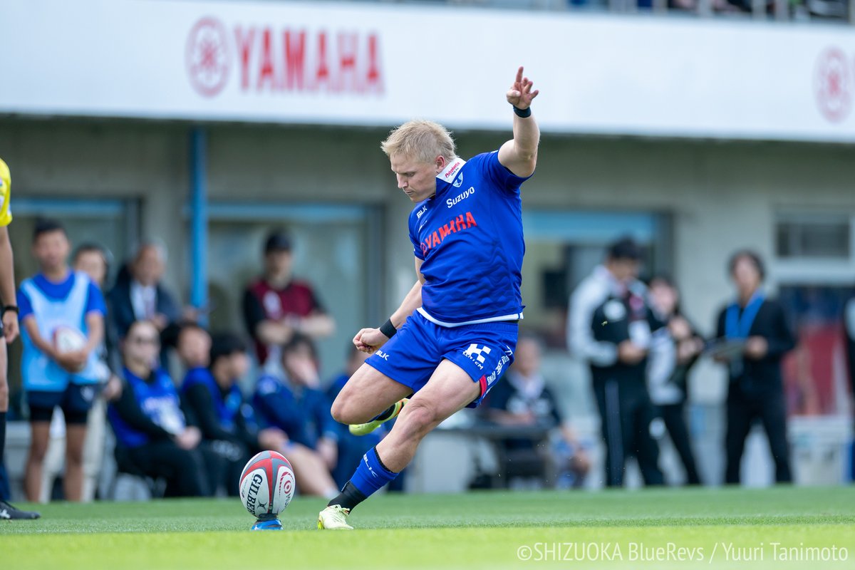 bluerevs's tweet photo. ヤマハ発動機ジュビロ時代から6年間、ともに戦ってくれたサム。

ピッチで見せる真剣な表情も、ファンの皆様と交流する優しい笑顔も、たくさんの思い出が詰まっています。
これまで本当にありがとう！

いつか対戦相手として再会できる日を楽しみにしています💚💙
#静岡ブルーレヴズ https://t.co/9vvqcTD9tN
