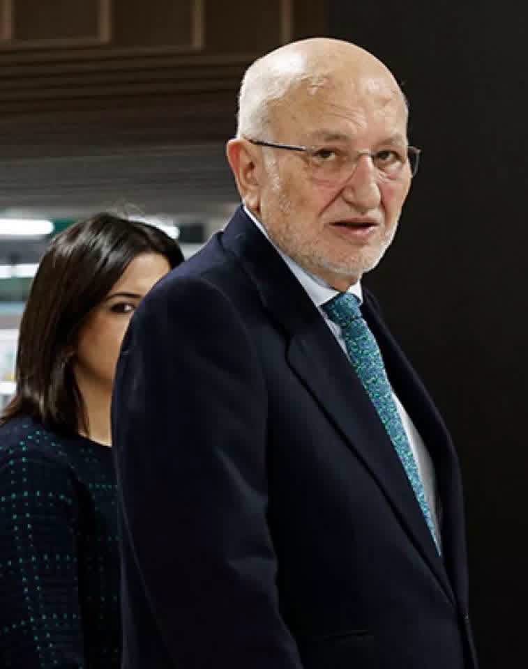 ignaciopozo's tweet photo. El propietario de Mercadona visitó ayer Ceuta para «ponerse a disposición de los ceutíes» y apoyar a los trabajadores de los dos centros que tiene esta compañía en la ciudad, y que no han dejado de atender al público en ningún momento. Mientras la izquierda caviar que nos mal gobierna descansa en palacios que pertenecen al Patrimonio Nacional lanzando mensajes de odio contra los empresarios, a los que tachan de enemigos, el emprendedor Juan Roig se pasea por esta castigad ciudad española entre saludos y muestras de afecto de la población. Para él no ha habido gritos, abucheos ni insultos como los que han recibido los miembros de este gobierno sanchista que dice proteger y defender «a la gente, al pueblo».

uan Roig es millonario, a base de trabajo y esfuerzo. Comenzando con un supermercado, y generando miles de empleos y riqueza para todos. Tú, progre envidioso que lo criticas, sólo eres un cazasubvenciones; vividor a costa de los demás.