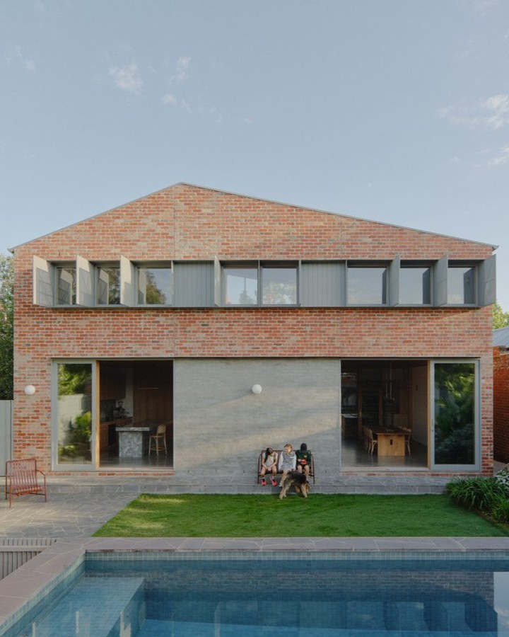 HermilaLevbvld's tweet photo. Barkly House pairs its existing structure with a separate brick extension that brings solar access to the living areas and introduces a secondary entrance. Spaces are arranged around a sunken lounge, while the side greenhouse brings winter light into... https://t.co/pe5UWK5DoK