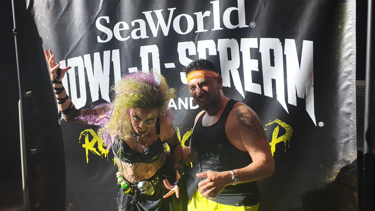 JoshNavarroTV's tweet photo. Tonight I got to meet @howloscreamorl new icon Pestilence during their media preview event! #SeaWorld https://t.co/qOPL76Sg5G