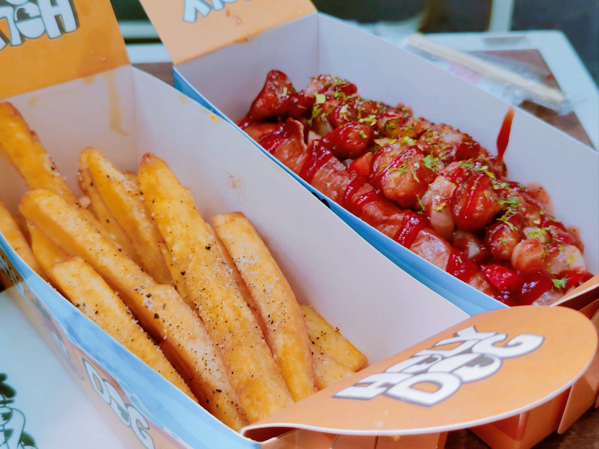 HeatherRadencic's tweet photo. Street food vibe hits different  Freshly grilled hot dogs at the corner, perfect for a quick snack on the go. Don’t miss out!， https://t.co/ftuTUjnZvt