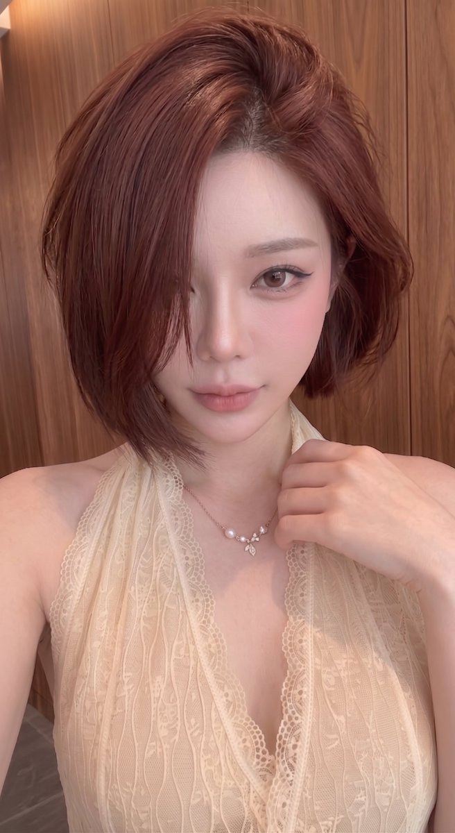 eungo__kim's tweet photo. which hairstyle you like for me, left or right? https://t.co/CjeOU1jL7Q