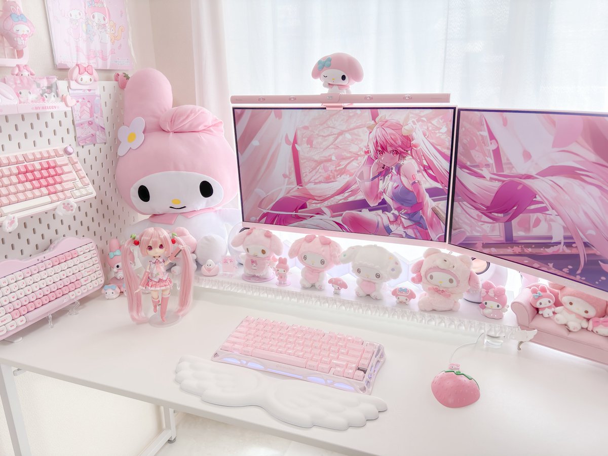 LIBERA_PINK's tweet photo. 桜ミク (  > ·̫ <)💗

 #desksetup https://t.co/P5lRY8ylmX