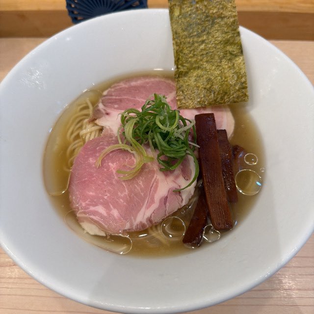 paltaru's tweet photo. #ラーメンLabろじっく
限定ほたての冷やし麺　1400円
ライス　200円
好んで帆立は食べない私
思わずポチッた限定は、冷スープに海の香りが凝縮され、脂と麺に絡み合う。
最高です。スープだけでコース料理。
おすすめのライスどぼんを忘れて飲み干す勢い。 #毎日がラーメン https://t.co/cnUhEP9t9N https://t.co/ht2aNP4ugg