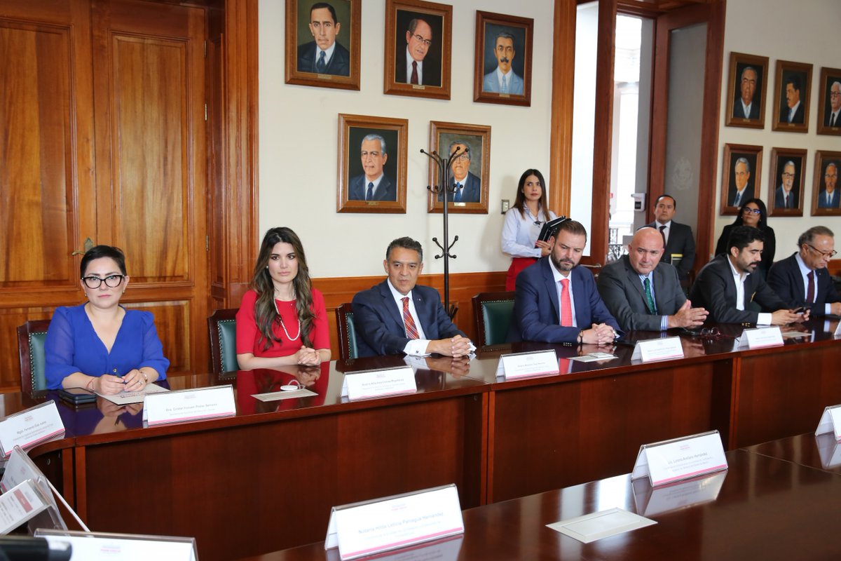 PJEdomex's tweet photo. #Comunicado📄
Poder Judicial Edomex y Colegio de Notarios suman esfuerzos contra la corrupción

▫️Ambas instituciones firmaron un convenio de colaboración.

Juezas, jueces y personal del Poder Judicial del Estado de México serán capacitados y certificados por el Colegio de Notarios del Estado de México como parte de un convenio de colaboración firmado entre ambas instituciones.

Conoce más información ⬇️⬇️
https://t.co/HoXRHHDCfe