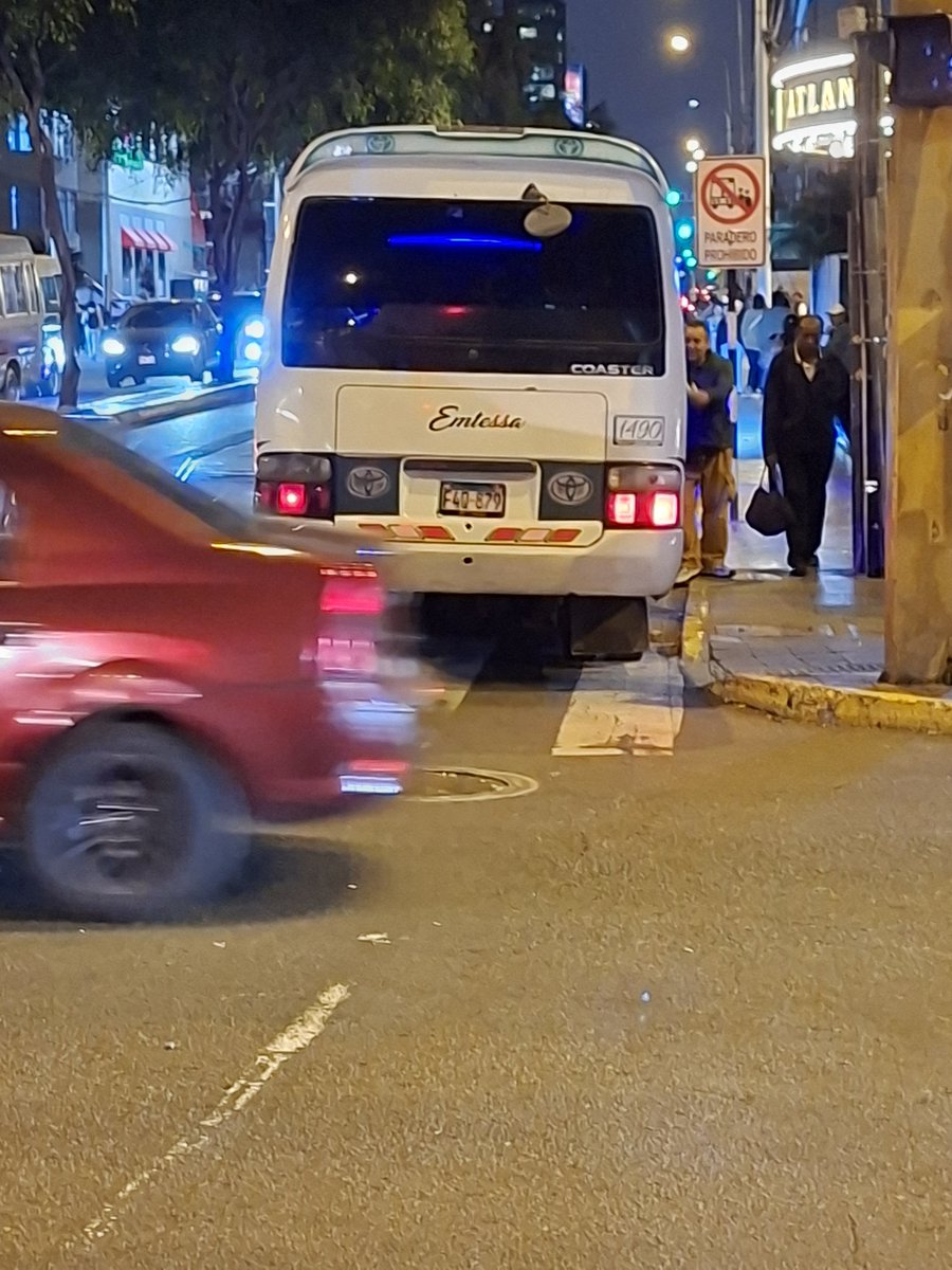 RAULRAMIREZJARA's tweet photo. De día y de noche, la ausencia de la @MuniMiraflores es patente: ¿indiferencia o complicidad? @ATU_GobPeru @PoliciaPeru @elcomercio_peru https://t.co/z9nQE8ufn8
