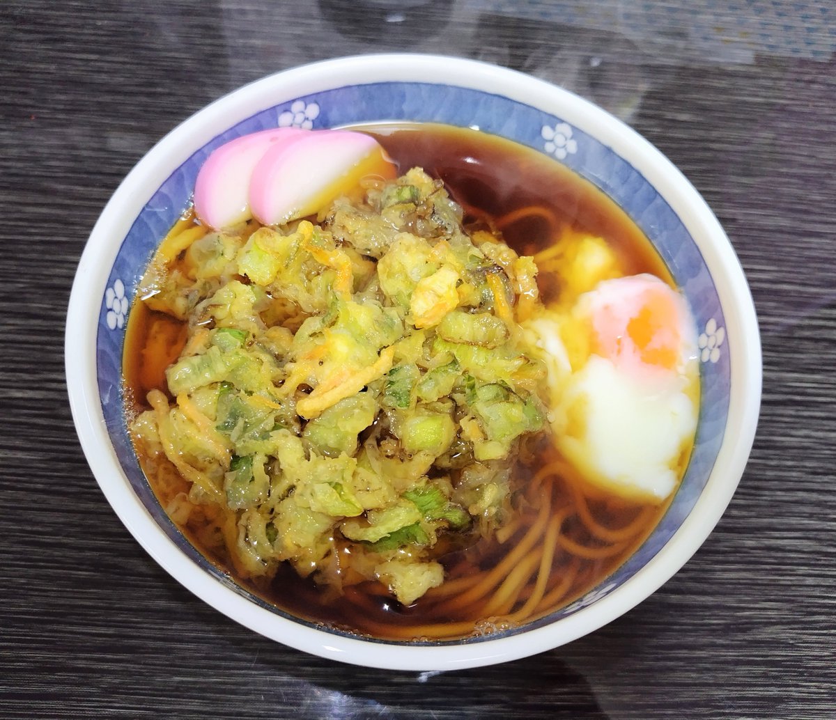 CHR63417's tweet photo. かき揚げ蕎麦◥█̆̈◤生蕎麦

・長ねぎかき揚げ

ちょっと太目かな🤔
中々美味しかった😄

昨日旨い十割蕎麦食べちゃったので...😃

#かき揚げ #ベルクス https://t.co/DlnOmbiEZW