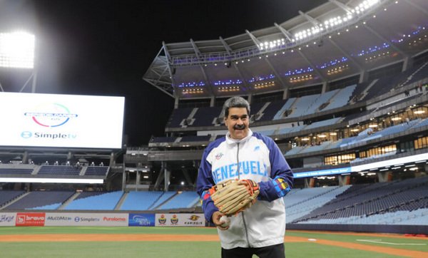 LuisitoPSUV4F's tweet photo. No me sorprende que el Estadio Monumental de Caracas Simón Bolívar este en perfectas condiciones después de la mayor emergencia sísmica de Venezuela, era claro que iba a soportar, lo construyó el presidente Maduro, sinónimo de calidad y eficiencia DUELALE A QUIEN LE DUELA🇻🇪❤️ https://t.co/DIPulyAQwi