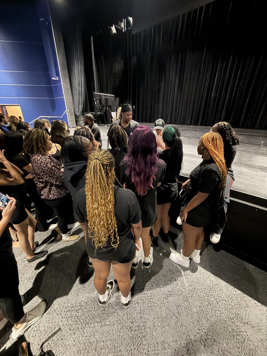 jmbearsokc's tweet photo. Students from the OKCPS Vocal Music and Dance Department had the chance to participate in a Hamilton workshop &amp; learn directly from cast members of the touring production!
So proud to have JMHS represented and learn, grow, and experience Broadway beyond the classroom!

#OKCPS https://t.co/p51RhrIExC