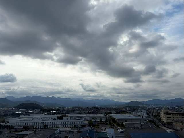 PanasonicHIKONE's tweet photo. 本日の彦根は【くもり☁】  
おはようございます！ 
曇り空の朝ですね。暑さが少し和らいで過ごしやすそうですね！
気持ちは明るく元気に金曜日がんばっていきましょう💪
#企業公式が毎朝地元の天気を言い合う 
#企業公式が毎朝地元の天気を言いあう 
#彦根市 
#パナソニック https://t.co/vptOMX3h5f