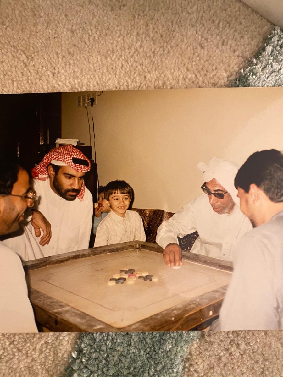 AlsidrahNabil's tweet photo. في فجر هذا اليوم الجمعة المباركة أدعوا لوالدي ولجميع الآباء بالرحمة والمغفرة والسلوان .. رحمك الله والدي الغالي علي رضي السدرة (الحي) كنا نتسلى في لعبة الكيرم خلال الزمن الجميل 🥹 أنا وأزواج خواتي .
ليت الشباب يعود يومًا 😔 https://t.co/XqtN62iFXQ