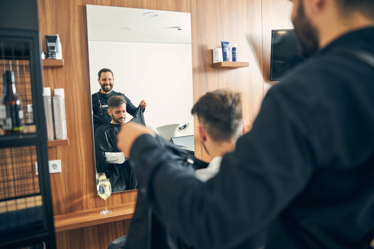 1TBIWPB's tweet photo. ¿Qué parte de tu técnica de barbería define tu sello personal ante los clientes? La maestría transforma una apariencia y eleva la confianza. ¡Comparte tu visión en nuestra comunidad de aprendizaje! ✂️✨ #palmbeachbeautyschool #palmbeachbarberschool #palmbeachnails #Barberia https://t.co/4oLLPvtJcP
