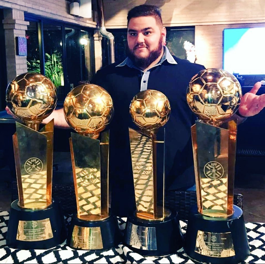 SingerSports's tweet photo. Quien iba a decir quien iba a decir que el olimpista más feliz del planeta hoy es Robertito que se salvó de ver la goleada del Vasco Gagama por estar preso hoy Robertito agradece a la justicia de Francia https://t.co/Oh3zs722FW