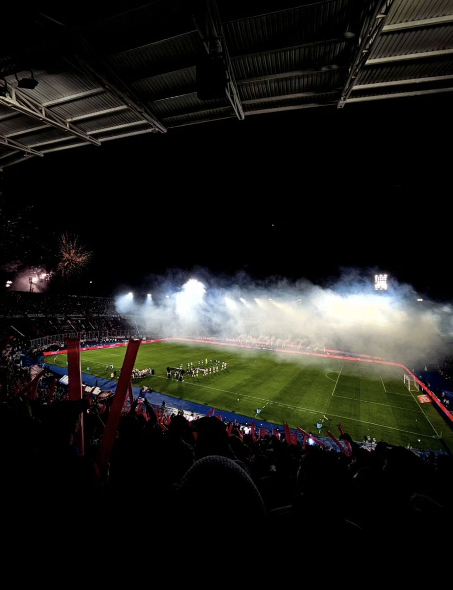 sentiazulgrana's tweet photo. Podemos caer, podemos sentirnos decepcionados de nuestro equipo, pero jamás vaciar nuestro estadio a los 75 minutos, esto es un amor para toda la vida y elegimos estar siempre pase lo que pase.

Orgulloso de ser hincha de Cerro Porteño 💙❤️👊🏻 https://t.co/u7U681Ze9w